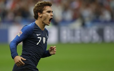 OD电竞独家-凯蒂麦卡比赛后和球迷签名